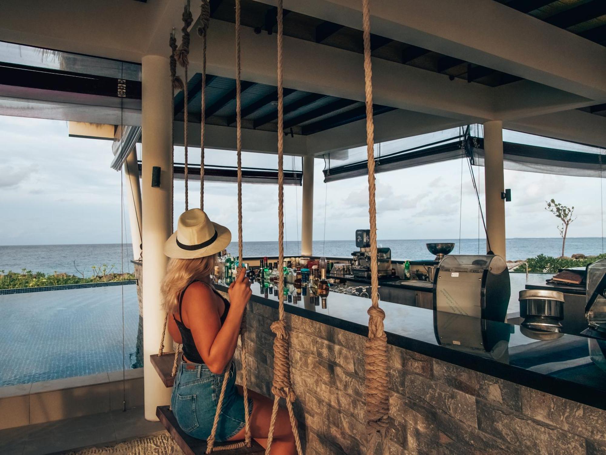 Radisson Blu Resort Maldives With 50 Percent Off On Sea Plane Round Trip 03 Nights & Above Fenfushi Exterior foto The bar at the rooftop
