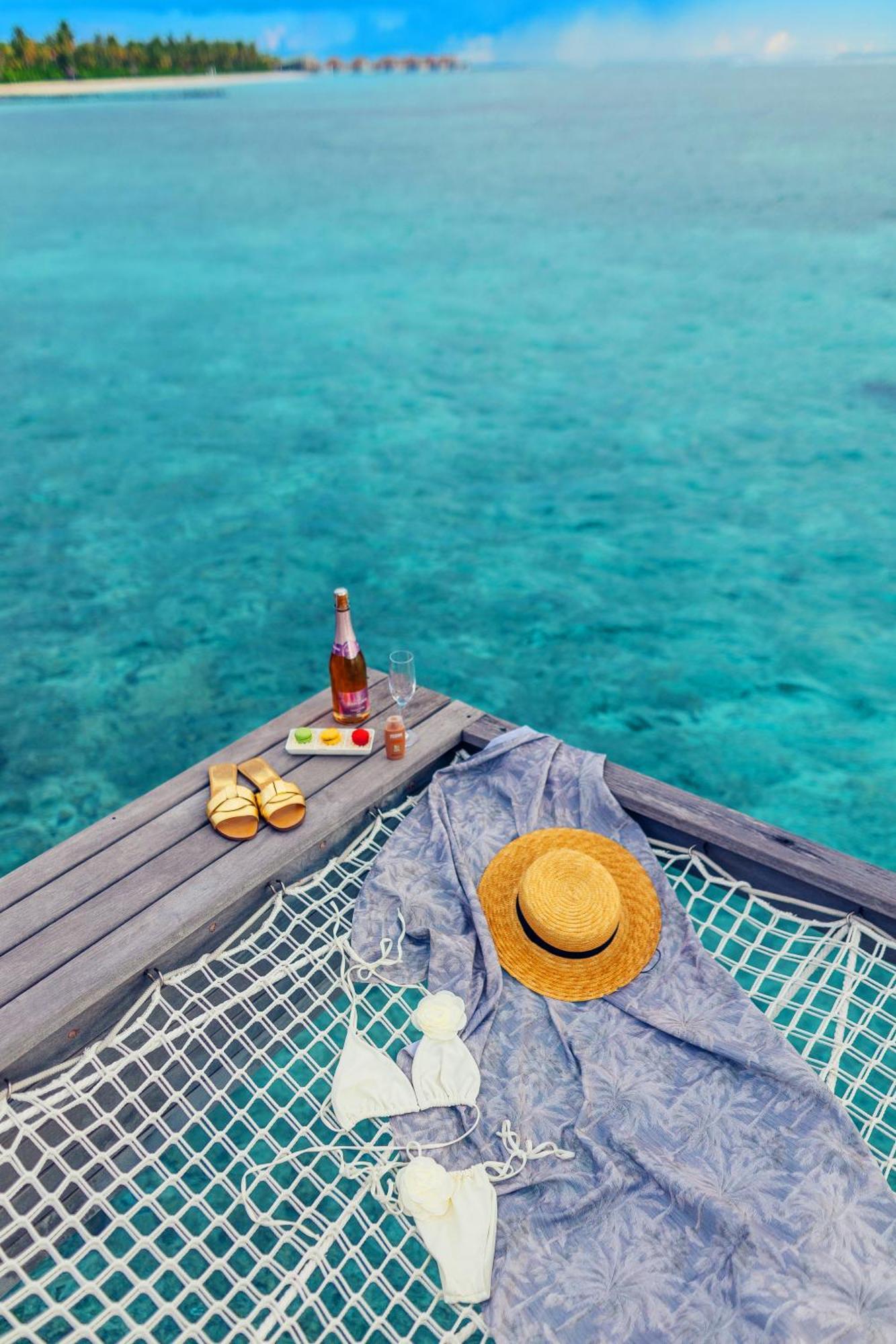 Radisson Blu Resort Maldives With 50 Percent Off On Sea Plane Round Trip 03 Nights & Above Fenfushi Exterior foto A hammock on a wooden platform
